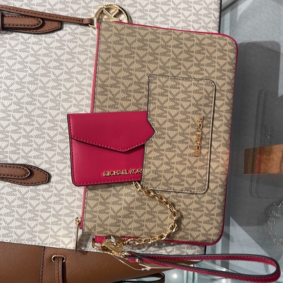 MICHAEL KORS JET SET ITEM LG 2 in 1 CARD CASE & WRISTLET
Carmine Pink 
NWT - Picture 4 of 16